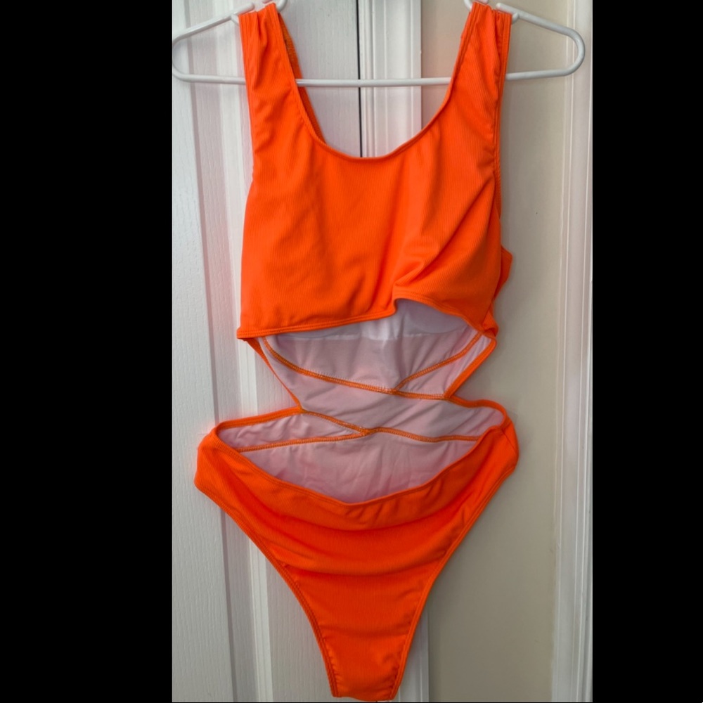 One piece - Picture 2 of 2